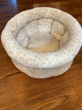 Nicole Miller Cream Small Pet Bed NWOT